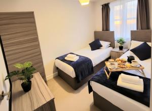 Contractors, Families ,4 Bed, Sleeps 9, Parking, Near MoD Bristol