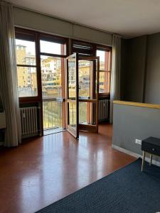 Old Bridge Florence Apartment