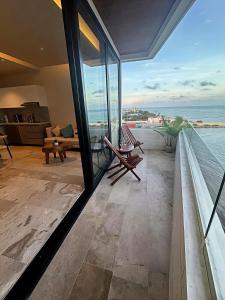 Beachfront 2BR 2BA Condo w Balcony, Ocean Views