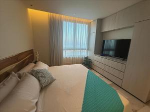 Beachfront 2BR 2BA Condo w Balcony, Ocean Views