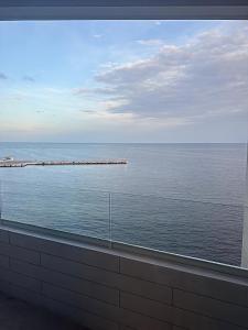 Beachfront 2BR 2BA Condo w Balcony, Ocean Views