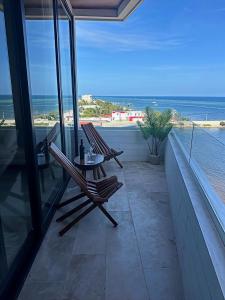 Beachfront 2BR 2BA Condo w Balcony, Ocean Views