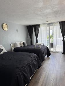 Oceanfront Resort in Sunny Isles Beach Condo with Balcony Kitchen Pool Gym and direct Beach Access
