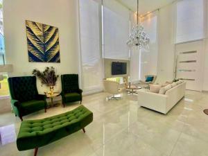 Linda casa de alto padrão condomínio Ilhas Resort