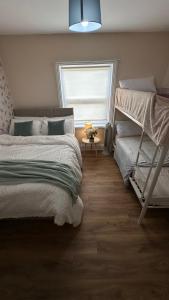 Spacious Double Bedrooms for Family, Friends and Work-Bournemouth Stay