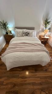 Spacious Double Bedrooms for Family, Friends and Work-Bournemouth Stay
