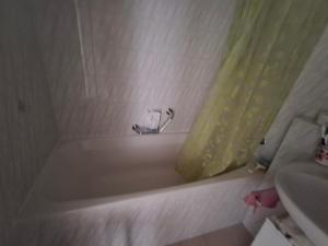 Chambre double dans un appartement avec TV, cuisine, douche et WC
