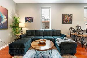 Large 3 bdrm apt, 2ba, unique art