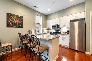 Large 3 bdrm apt, 2ba, unique art