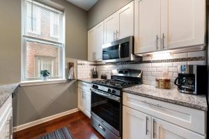 Large 3 bdrm apt, 2ba, unique art