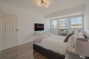 On The Beach Penthouse with Sea View - 3 bedrooms - Roof Terrace - Spa, Sauna, Gym and Pool - Sleeps 6