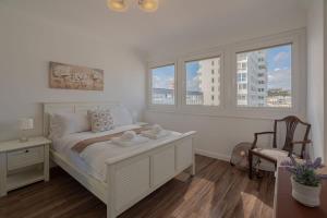 On The Beach Penthouse with Sea View - 3 bedrooms - Roof Terrace - Spa, Sauna, Gym and Pool - Sleeps 6