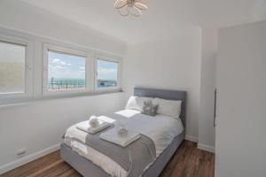 On The Beach Penthouse with Sea View - 3 bedrooms - Roof Terrace - Spa, Sauna, Gym and Pool - Sleeps 6