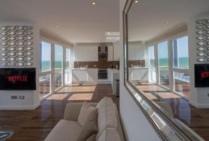 On The Beach Penthouse with Sea View - 3 bedrooms - Roof Terrace - Spa, Sauna, Gym and Pool - Sleeps 6