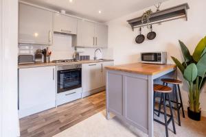 Ruskin Apartment near Bath - Free parking for 2 cars, great for professionals, contractors, relocators