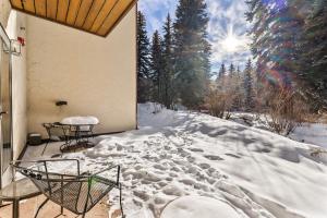 Cozy up in this Scenic 2BR Retreat Steps from Trails, Lifts & Village Dining