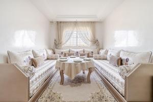 Apartment with Pool 7-Minute Walk to Tamaris Beach