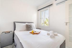 Apartment with Pool 7-Minute Walk to Tamaris Beach