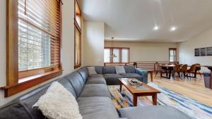 Red Slate Canyon - Modern 2-Story Condo