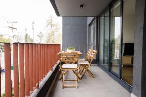 Stylish 2BR Haven for 5 in Lively Las Condes Oasis