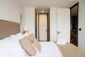 Stylish 2BR Haven for 5 in Lively Las Condes Oasis