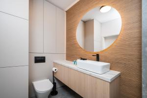 Świętojańska Harmony Apartment by BookingHost