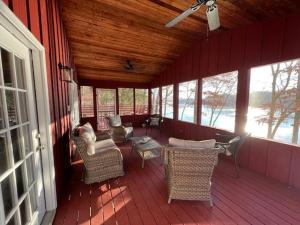 Cottage on Cypress Bay near Paris Landing State Park