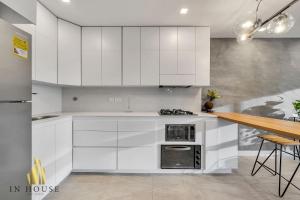 Provenza Life 1001 - Airy apt w priv balcony & gym