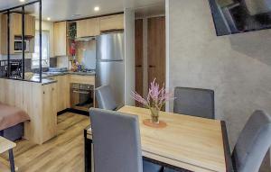 Cozy Stacaravan In Saint-Julien-En Born