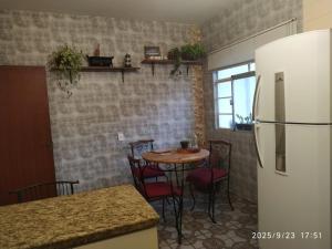 Apartamento com dois quartos, sala ampla, bem equipado