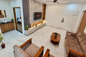 TrueLife Summit Suites - 2BHK Luxurious AC Studio Apartments - Modular Kitchen, RO water system, Microwave - Super fast WiFi, 55 Smart TV, 250 Airtel Channels - Prime Location - Nearby PS4, A2B pure veg restaurants - Parking-Top service with lots of 