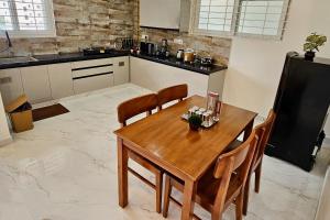 TrueLife Summit Suites - 2BHK Luxurious AC Studio Apartments - Modular Kitchen, RO water system, Microwave - Super fast WiFi, 55 Smart TV, 250 Airtel Channels - Prime Location - Nearby PS4, A2B pure veg restaurants - Parking-Top service with lots of 
