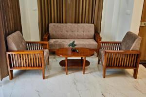 TrueLife Summit Suites - 2BHK Luxurious AC Studio Apartments - Modular Kitchen, RO water system, Microwave - Super fast WiFi, 55 Smart TV, 250 Airtel Channels - Prime Location - Nearby PS4, A2B pure veg restaurants - Parking-Top service with lots of 