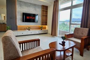 TrueLife Summit Suites - 2BHK Luxurious AC Studio Apartments - Modular Kitchen, RO water system, Microwave - Super fast WiFi, 55 Smart TV, 250 Airtel Channels - Prime Location - Nearby PS4, A2B pure veg restaurants - Parking-Top service with lots of 