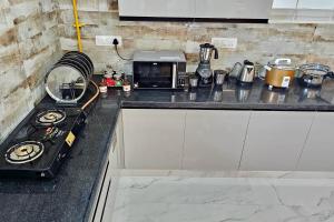 TrueLife Summit Suites - 2BHK Luxurious AC Studio Apartments - Modular Kitchen, RO water system, Microwave - Super fast WiFi, 55 Smart TV, 250 Airtel Channels - Prime Location - Nearby PS4, A2B pure veg restaurants - Parking-Top service with lots of 