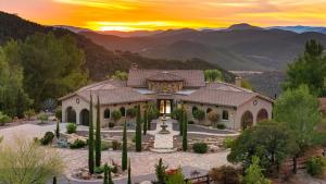 Hilltop Estate w Pool Hot Tub Fire Pit Views Cleveland Vista by AvantStay