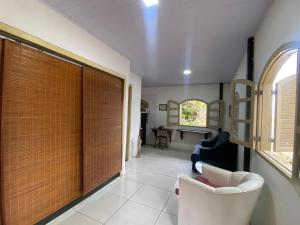 Apartamento térreo em casa à beira-mar