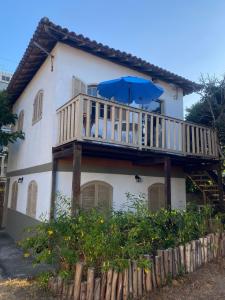 Apartamento térreo em casa à beira-mar