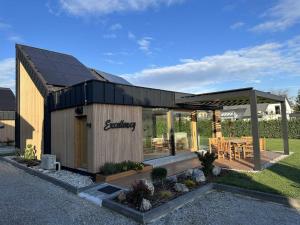 Elegant Warm Bliss Hideaway Escape Lodge - Holiday Home with Hot-Tub and Sauna