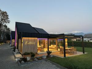 Elegant Warm Bliss Hideaway Escape Lodge - Holiday Home with Hot-Tub and Sauna