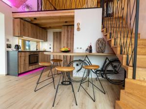 Elegant Warm Bliss Hideaway Escape Lodge - Holiday Home with Hot-Tub and Sauna