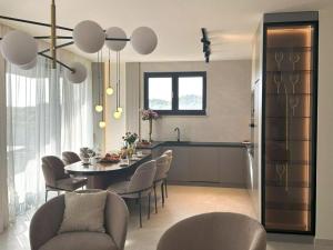 Three-Bedroom Penthouse with Infinity Pool The Skyview Penthouse - S4