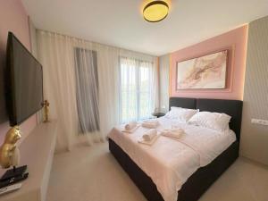 Three-Bedroom Penthouse with Infinity Pool The Skyview Penthouse - S4