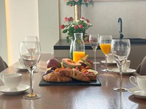 Three-Bedroom Penthouse with Infinity Pool The Skyview Penthouse - S4