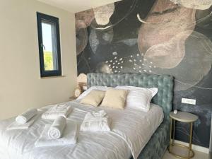 Three-Bedroom Penthouse with Infinity Pool The Skyview Penthouse - S4