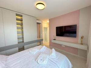 Three-Bedroom Penthouse with Infinity Pool The Skyview Penthouse - S4