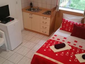 Apartments Mateo - Studio Apartment - Red