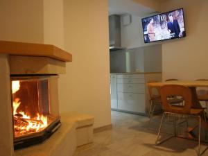 Riverside Rustic Ridge Apartments with Balcony - Three Bedroom Apartment with Balcony