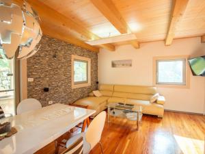 Family-Friendly Serene Retreat Holiday Home - Four Bedroom Holiday Home with Terrace