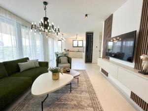 Three-Bedroom Penthouse The Riviera Three -S3